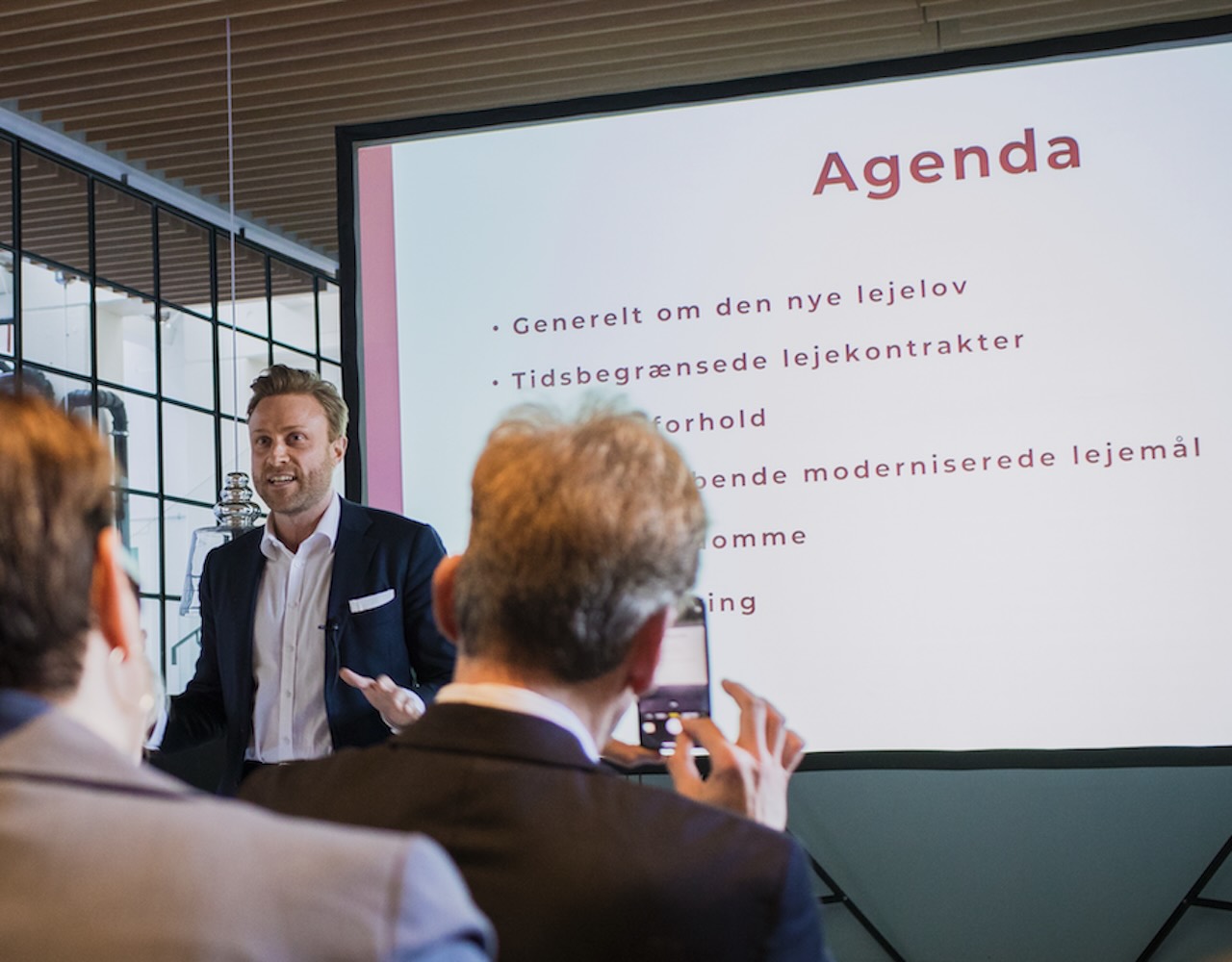 Advokat Jan Blicher Grunnet gennemgår lejekontrakt og bundfradrag for LEJKA.