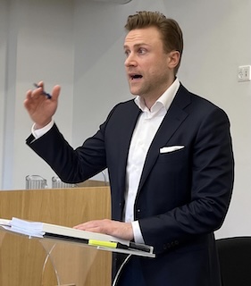 Advokat Jan Blicher Grunnet klar til retssag om uoverensstemmelser i lejekontraktens paragraf 11.