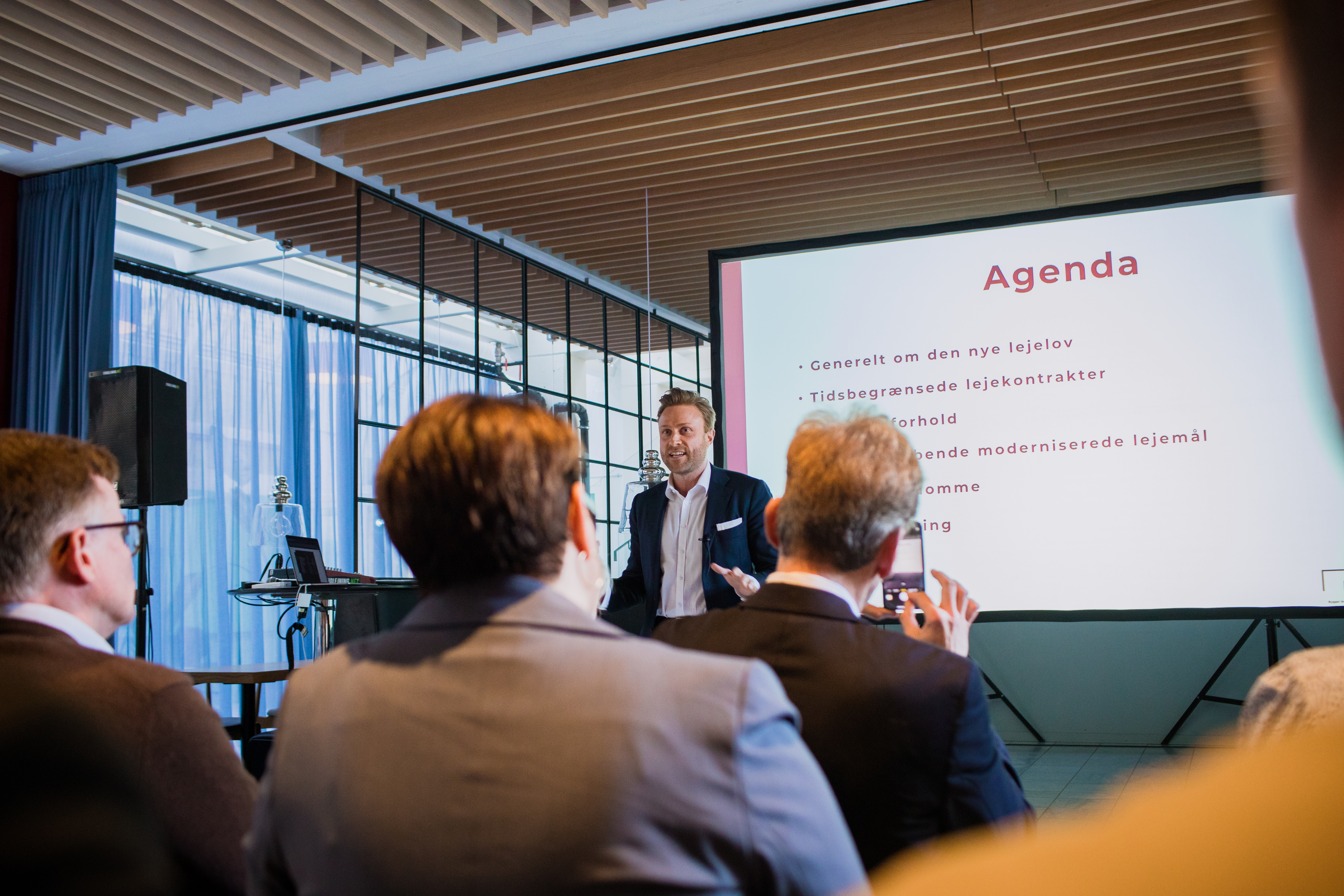 Advokat Jan Blicher Grunnet gennemgår lejekontrakt og bundfradrag for LEJKA